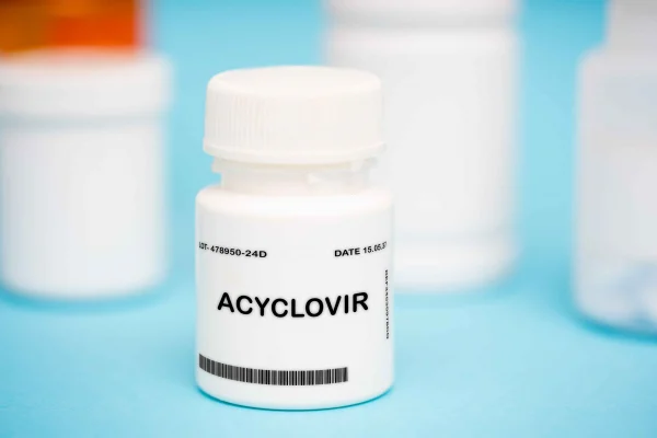 ภาพกระปุกยา Acyclovir สำหรับรักษาโรคเริมที่ปาก