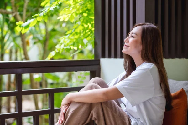 ภาพผู้หญิงกำลังพักผ่อนในที่อากาศถ่ายเท 