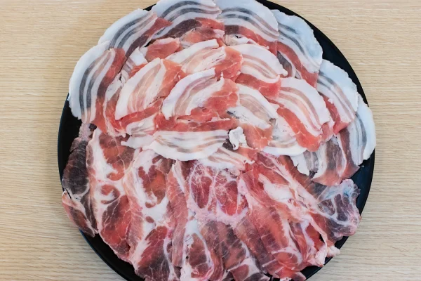 เนื้อหมูดิบที่หากไม่ทานแบบปรุงสุกอาจเป็นต้นเหตุของโรคไข้หูดับได้