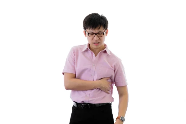 ผู้ชายชาวเอเชียที่กำลังรู้สึกปวดท้องข้างซ้ายบน ใต้ซี่โครง